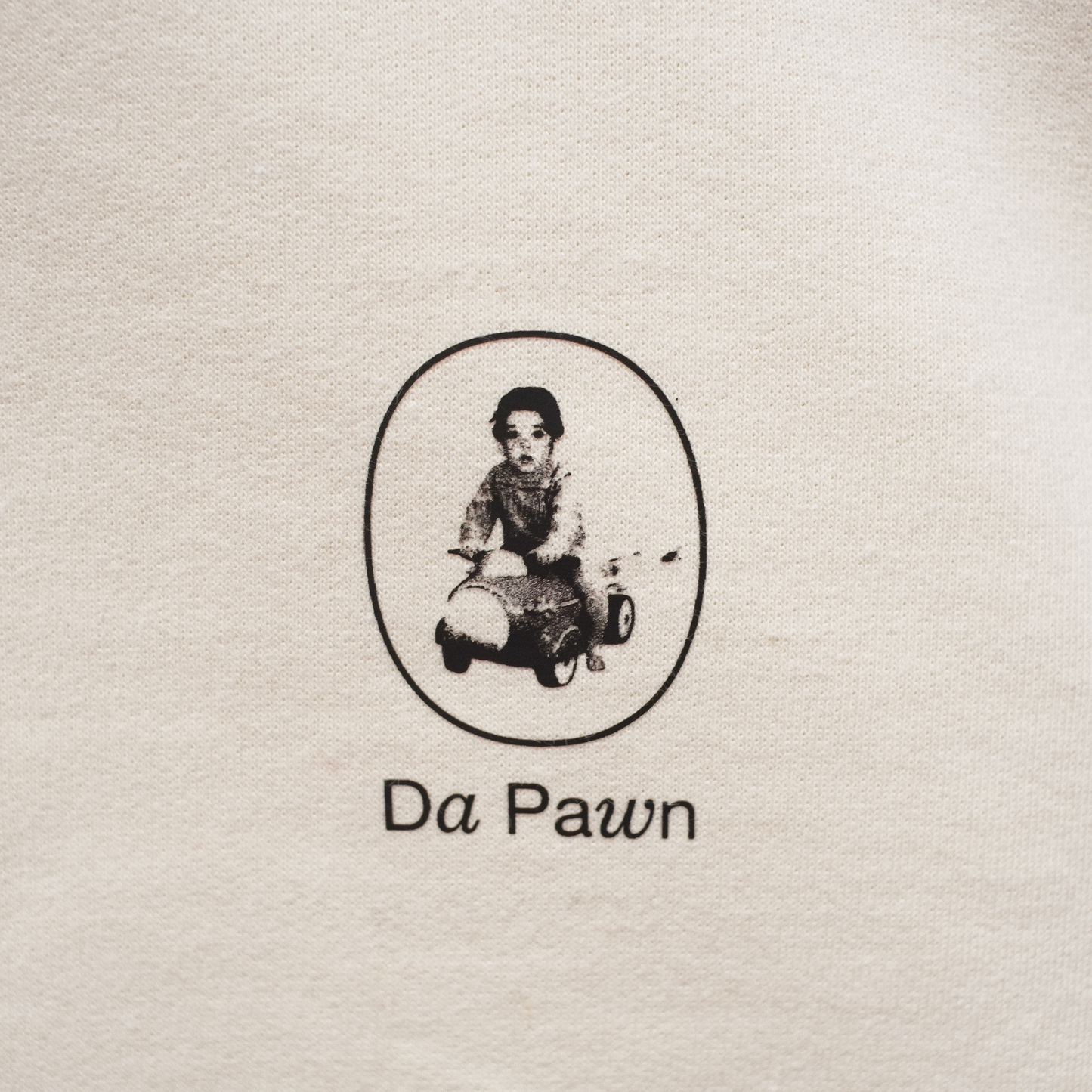 Suéter crema: Da Pawn